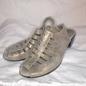 MUNRO Gold Leather Low Heel Peep Toe Slingback Size 8